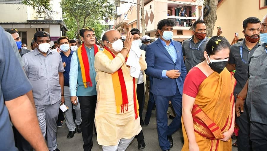 ಮನೆಬಾಗಿಲಿಗೇ ಸರ್ಕಾರದ ಸೇವೆ: ಪಿಂಚಣಿ ಕೈಯಲ್ಲಿ ಹಿಡಿದು ನಿಂತ ಬೊಮ್ಮಾಯಿ, ಸಿಎಂ ಕಂಡು ವೃದ್ಧ ಮಹಿಳೆ ದಿಗ್ಭ್ರಮೆ!