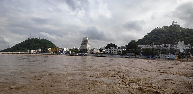 ಪ್ರವಾಹದ ಹಿನ್ನೀರಿನಲ್ಲಿ  ಶ್ರೀಕಾಳಹಸ್ತಿ ದೇಗುಲ