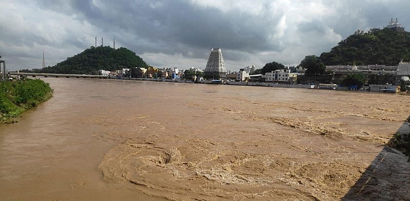 ಪ್ರವಾಹದ ಹಿನ್ನೀರಿನಲ್ಲಿ  ಶ್ರೀಕಾಳಹಸ್ತಿ ದೇಗುಲ
