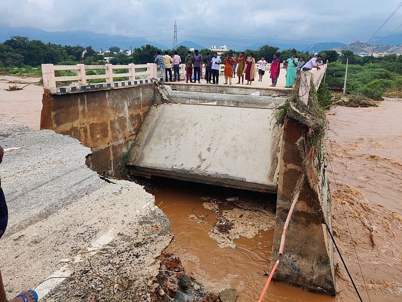 ಪ್ರವಾಹದಲ್ಲಿ ಕೊಚ್ಚಿ ಹೋಗಿರುವ ಸೇತುವೆ