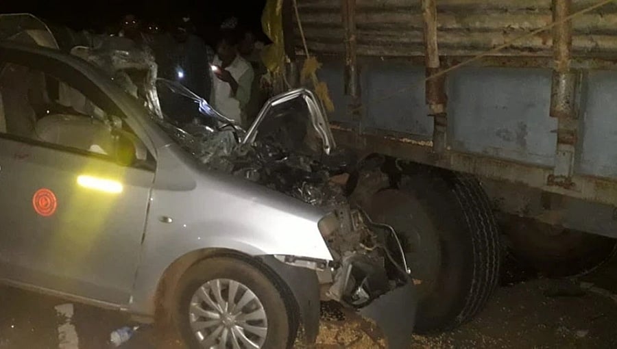ಗದಗದಲ್ಲಿ ಭೀಕರ ಅಪಘಾತ: ಒಂದೇ ಕುಟುಂಬದ ಮೂವರ ದುರ್ಮರಣ, ಮಹಿಳೆ ಸ್ಥಿತಿ ಗಂಭೀರ!