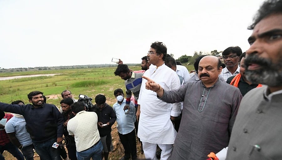 ಚಿಕ್ಕಬಳ್ಳಾಪುರಕ್ಕೆ ಬೊಮ್ಮಾಯಿ ಭೇಟಿ: ಸಾರ್ವಜನಿಕರು, ರೈತರ ಸಂಕಷ್ಟ ಆಲಿಸಿದ ಸಿಎಂ