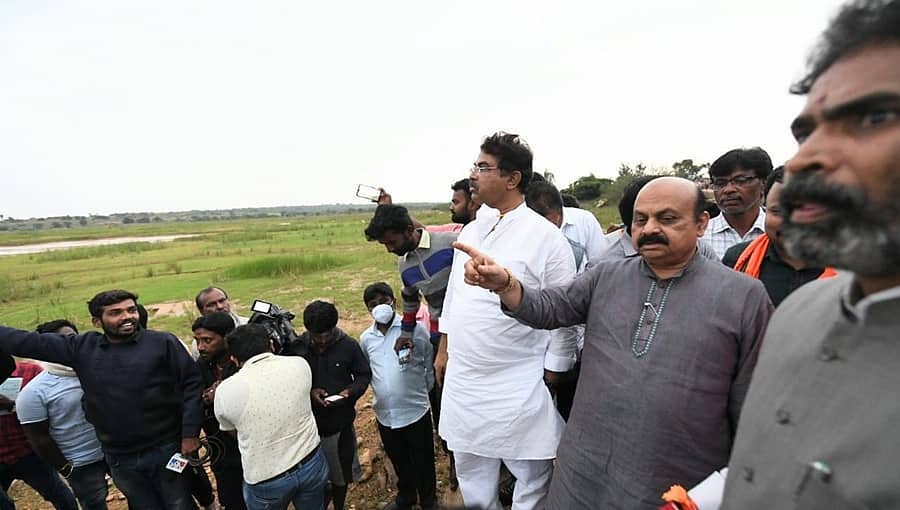 ಚಿಕ್ಕಬಳ್ಳಾಪುರಕ್ಕೆ ಬೊಮ್ಮಾಯಿ ಭೇಟಿ: ಸಾರ್ವಜನಿಕರು, ರೈತರ ಸಂಕಷ್ಟ ಆಲಿಸಿದ ಸಿಎಂ