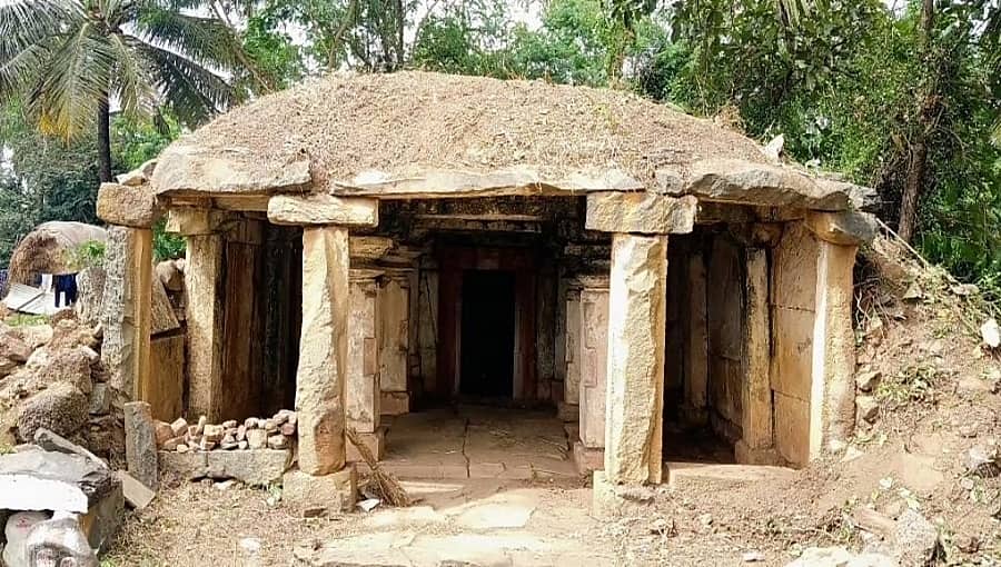ವಿಶ್ವ ಪರಂಪರೆ ಸಪ್ತಾಹ: ಧಾರವಾಡದ ವರೂರು ಗ್ರಾಮದಲ್ಲಿ 500 ವರ್ಷಗಳ ಹಳೆಯ ದೇವಸ್ಥಾನವನ್ನು ಸ್ವಚ್ಛಗೊಳಿಸಿದ ಗ್ರಾಮಸ್ಥರು!