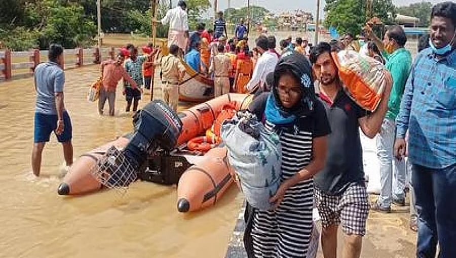 ಪ್ರವಾಹಕ್ಕೆ ಆಂಧ್ರ ತತ್ತರ: ಸಾವಿನ ಸಂಖ್ಯೆ 33ಕ್ಕೆ ಏರಿಕೆ; ಹೆದ್ದಾರಿಗಳು ಬಂದ್, ಸಂಕಷ್ಟದಲ್ಲಿ ಜನರು!