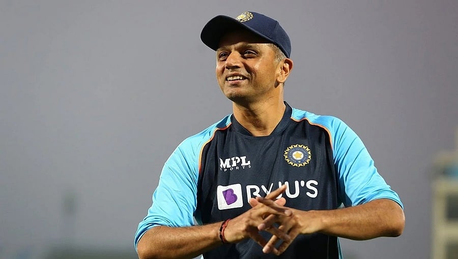 ಕಾನ್ಪುರದಲ್ಲಿ ಟೀಂ ಇಂಡಿಯಾ ಅಭ್ಯಾಸ: ಬಯೋಬಬಲ್ ನಿಯಮ ಮುರಿದು ಪಿಚ್ ಪರಿಶೀಲಿಸಿದ ದ್ರಾವಿಡ್, ನಾಯಕ ರಹಾನೆ!