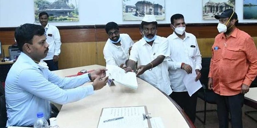 ವಿಧಾನ ಪರಿಷತ್ ಚುನಾವಣೆ: ಪಕ್ಷೇತರ ಅಭ್ಯರ್ಥಿಯಾಗಿ ಲಖನ್ ಜಾರಕಿಹೊಳಿ ನಾಮಪತ್ರ ಸಲ್ಲಿಕೆ