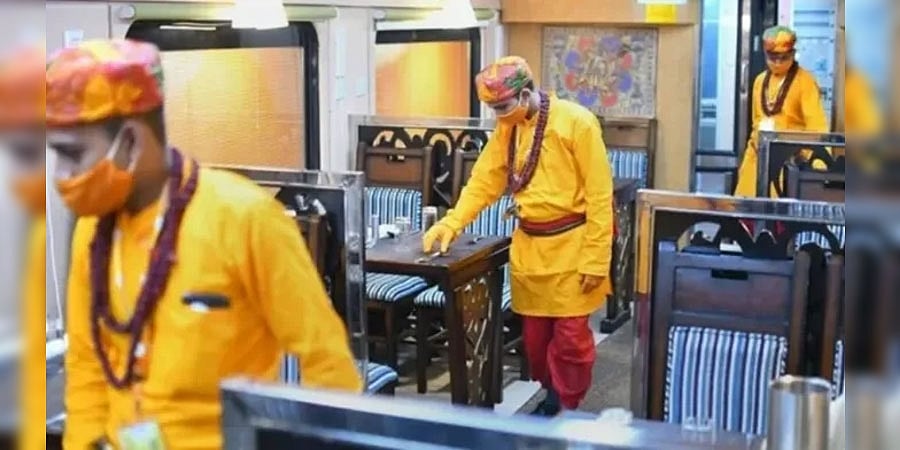 ಸಂತರ ಪ್ರತಿಭಟನೆಗೆ ಮಣಿದ ಐಆರ್ ಸಿಟಿಸಿ; Ramayan Express ನ ವೇಯ್ಟರ್ "ವಸ್ತ್ರ" ಸಂಹಿತೆಯಲ್ಲಿ ಬದಲಾವಣೆ!