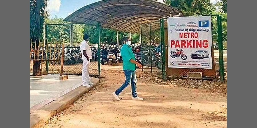 ಬೆಂಗಳೂರು: ಚಾಕು ತೋರಿಸಿ ನಮ್ಮ ಮೆಟ್ರೋ ಪಾರ್ಕಿಂಗ್ ಗುತ್ತಿಗೆದಾರನ ದರೋಡೆ