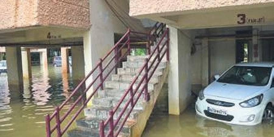ಮಳೆ ಅನಾಹುತ: ಹಲವೆಡೆ ಪ್ರವಾಹ ಪರಿಸ್ಥಿತಿ ನಿರ್ಮಾಣ, ಕಾಲುವೆ ಕಬಳಿಸಿ ಕಾಂಪೌಂಡ್‌ ನಿರ್ಮಿಸಿದ್ದರಿಂದ ಅನಾಹುತ
