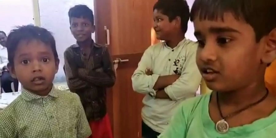 ಪೆನ್ಸಿಲ್ ಕಳ್ಳತನ: ಪೊಲೀಸ್ ಠಾಣೆ ಮೆಟ್ಟಿಲೇರಿದ ಪ್ರಾಥಮಿಕ ಶಾಲಾ ವಿದ್ಯಾರ್ಥಿಗಳು, ವಿಡಿಯೋ ನೋಡಿ!