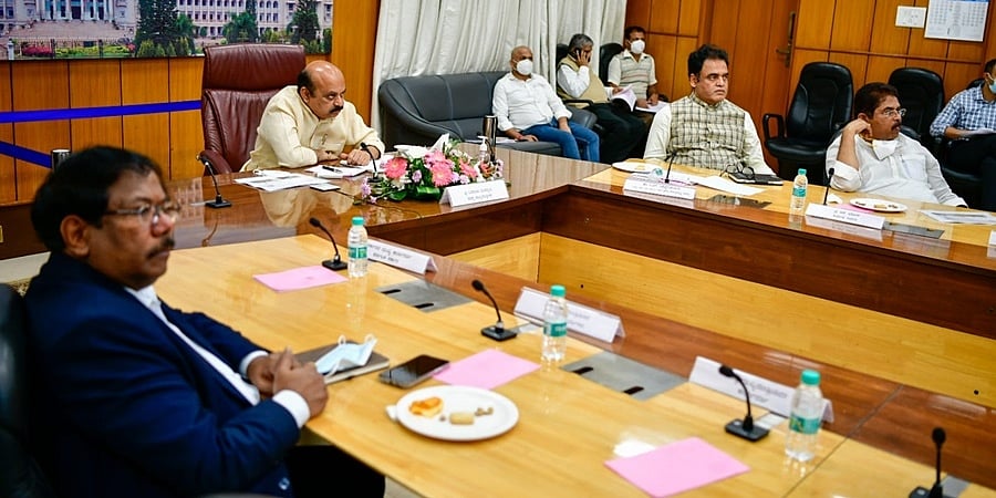 ಓಮಿಕ್ರಾನ್ ಆತಂಕ: ಅಧಿಕಾರಿಗಳ ಜತೆ ಸಭೆ ನಡೆಸಿದ ಸಿಎಂ, ಹೊಸ ಮಾರ್ಗಸೂಚಿ ಬಿಡುಗಡೆ