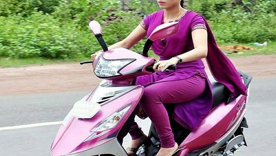 ಹೊಸ ಸ್ಕೂಟಿ ಖರೀದಿಸಿದ ವಿದ್ಯಾರ್ಥಿನಿಗೆ ಸಂಕಷ್ಟ: ನಂಬರ್ ಪ್ಲೇಟ್ ನಿಂದ ಹೊರಬರೋದಕ್ಕೂ ಕಷ್ಟವಾಗಿದೆ; ಯಾಕೆ ಅಂತೀರಾ!