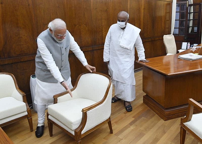 ತುಂಬ ಪ್ರೀತಿಯಿಂದ ಮಾತನಾಡಿಸಿದ್ದಾರೆ. ಎಲ್ಲ ಬಾರಿ ಭೇಟಿಯಾದಾಗಲೂ ನನ್ನನ್ನು ಚೆನ್ನಾಗಿಯೇ ಮಾತನಾಡಿಸಿದ್ದಾರೆ. ನನಗೆ ಮಂಡಿನೋವು ಇರುವುದರಿಂದ ಅವರೇ ಬಾಗಿಲವರೆಗೂ ಬಿಟ್ಟರು ಎಂದು ತಿಳಿಸಿದ್ದಾರೆ.