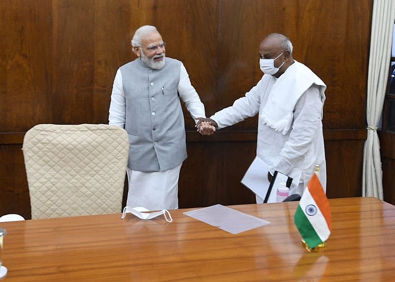 ಪ್ರಧಾನಿ ಮೋದಿ ಭೇಟಿ ಬಳಿಕ ಮಾಧ್ಯಮದವರೊಟ್ಟಿಗೆ ಮಾತನಾಡಿದ ಎಚ್.ಡಿ.ದೇವೇಗೌಡರು, ಇದುವರೆಗೆ ನಾಲ್ಕೈದು ಬಾರಿ ಪ್ರಧಾನಿ ಮೋದಿಯವರನ್ನು ಭೇಟಿಯಾಗಿದ್ದೇನೆ. ಇದುವರೆಗೂ ನನ್ನ ಬಗ್ಗೆ ಮೋದಿಯವರು ಅಗೌರವವಾಗಿ ಮಾತನಾಡಿಲ್ಲ. ನಾನು ಅವರೆದುರು ಹೋದಾಗ ಯಾವುದೇ ಸಿಟ್ಟು, ರೋಷವನ್ನೂ ನನ್ನೆದುರು ತೋರಲಿಲ್ಲ.