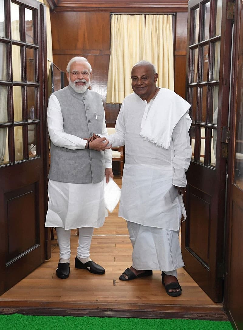 ಈ ಕುರಿತು ಟ್ವೀಟ್ ಮಾಡಿರುವ ದೇವೇಗೌಡ ಅವರು, 'ನಾನಿಂದು ಪ್ರಧಾನಿ ನರೇಂದ್ರ ಮೋದಿಯವರನ್ನು ಭೇಟಿಯಾಗಿ ಸೌಹಾರ್ದಯುತವಾಗಿ ಮಾತುಕತೆ ನಡೆಸಿದೆ. ಅವರು ನನಗಾಗಿ ಸಮಯಕೊಟ್ಟು, ಆತ್ಮೀಯವಾಗಿ ಮಾತನಾಡಿದರು ಎಂದು ಹೇಳಿಕೊಂಡಿದ್ದಾರೆ.