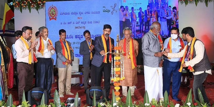 'ಕುಂಬಾರ ವೀರಭದ್ರಪ್ಪ'ಗೆ ಬಿಎಂಆರ್ ಸಿಎಲ್ ವರ್ಷದ ಕನ್ನಡಿಗ ಪ್ರಶಸ್ತಿ ಪ್ರದಾನ; ಸಮಾರಂಭದಲ್ಲಿ ಮಾಸ್ಕ್ ಮರೆತ ಗಣ್ಯರು!
