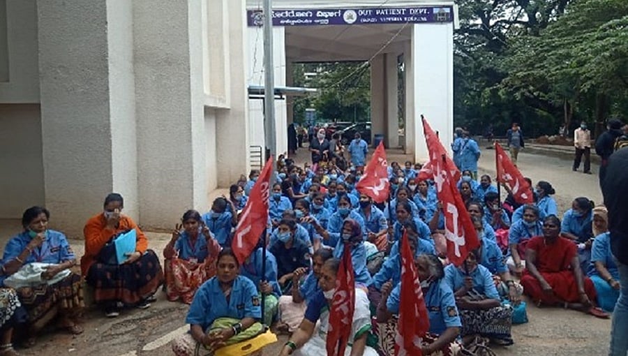 ವೇತನ ನೀಡುವಂತೆ ಆಗ್ರಹಿಸಿ ವಿಕ್ಟೋರಿಯಾ ಆಸ್ಪತ್ರೆ ಸಿಬ್ಬಂದಿ ಪ್ರತಿಭಟನೆ