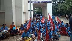 ವೇತನ ನೀಡುವಂತೆ ಆಗ್ರಹಿಸಿ ವಿಕ್ಟೋರಿಯಾ ಆಸ್ಪತ್ರೆ ಸಿಬ್ಬಂದಿ ಪ್ರತಿಭಟನೆ