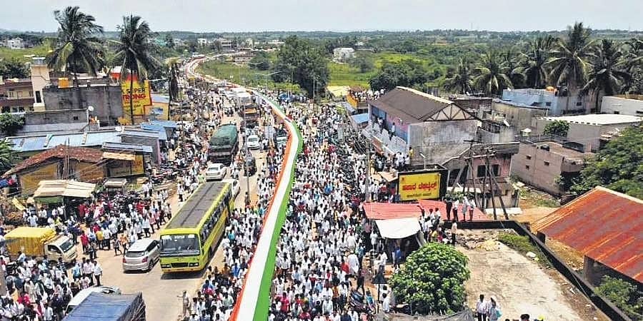 ಧಾರವಾಡ: 2 ಕಿಮೀ ಉದ್ದದ ರಾಷ್ಟ್ರಧ್ವಜ ರ‍್ಯಾಲಿ ಇಂಡಿಯಾ ಬುಕ್ ಆಫ್ ರೆಕಾರ್ಡ್ಸ್ ಗೆ ಸೇರ್ಪಡೆ!
