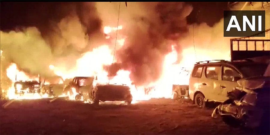 ಗುಜರಾತ್: ಭೀಕರ ಅಗ್ನಿಅವಘಡ, 25ಕ್ಕೂ ಹೆಚ್ಚು ವಾಹನಗಳು ಬೆಂಕಿಗಾಹುತಿ
