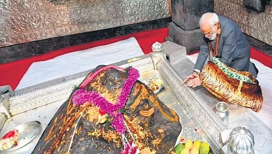 ಕೇದಾರನಾಥ ದೇವಸ್ಥಾನ ಗರ್ಭಗುಡಿಯಲ್ಲಿ ಪ್ರಧಾನಿ ಮೋದಿ ಪೂಜೆ-ಪ್ರಾರ್ಥನೆಯ ನೇರ ಪ್ರಸಾರ: ವಿರೋಧ ಪಕ್ಷಗಳ ನಾಯಕರ ಅಪಸ್ವರ 