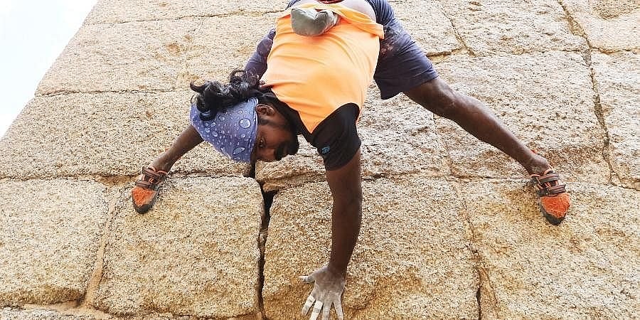 ಗೋಡೆಯ ಮೇಲೆ ಕನಸು ಕಟ್ಟಿಕೊಂಡ ಚಿತ್ರದುರ್ಗದ 'ಕೋತಿ ರಾಜ' ಜ್ಯೋತಿ ರಾಜ್