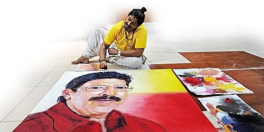 ಬಣ್ಣಗಳ ಪುಡಿಯಲ್ಲಿ ಚಿತ್ತಾರ: ಮಹಿಳಾ ಪ್ರಧಾನ ಕಲೆಯಲ್ಲಿ ಪೂಜಾರಿ ಅಕ್ಷಯ್ ಜಾಲಿಹಾಲ್ ಕೈಚಳಕ!
