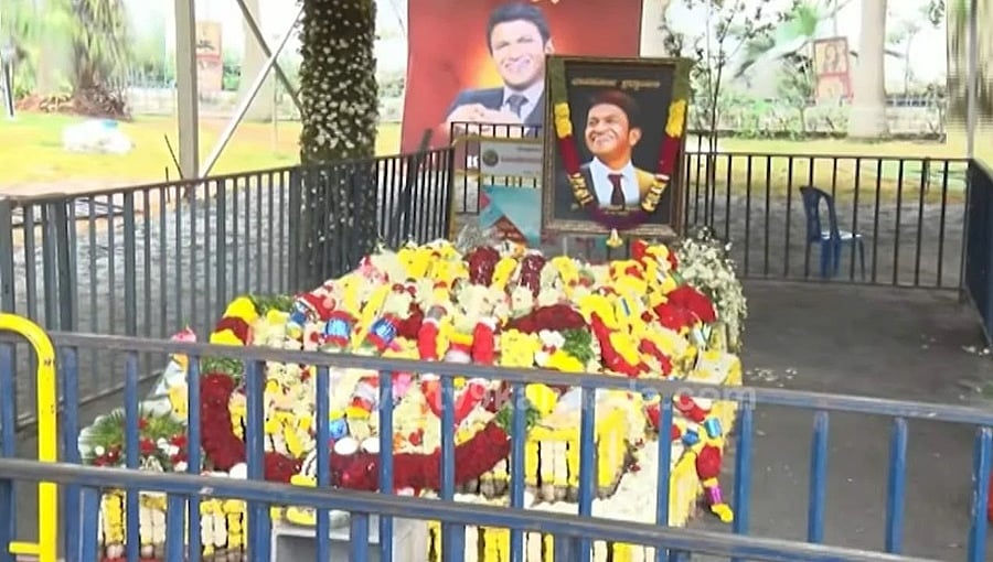 ಪುನೀತ್ ಪುಣ್ಯ ಸ್ಮರಣೆ: ಸಮಾಧಿ ಬಳಿ ಕುಟುಂಬದವರಿಂದ 11ನೇ ದಿನದ ಪೂಜೆ