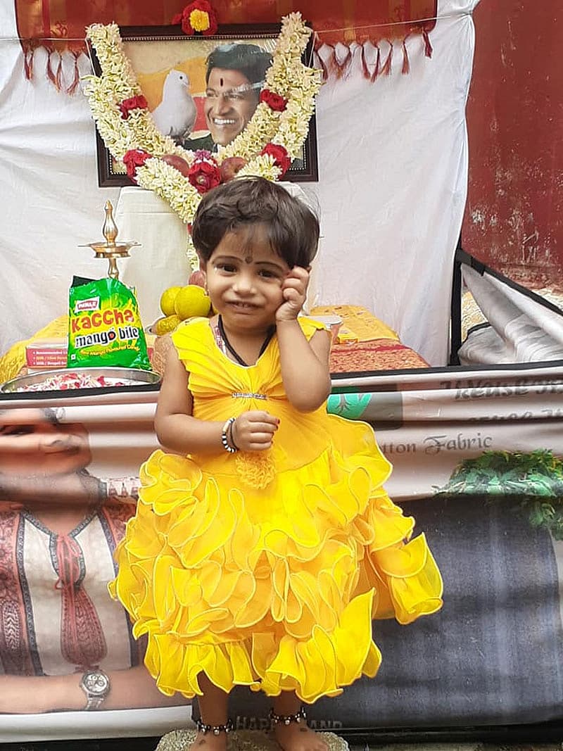ಅಭಿಮಾನಿಯೊಬ್ಬ ಪುನೀತ್ ಭಾವಚಿತ್ರಕ್ಕೆ ಪೂಜೆ ಸಲ್ಲಿಕೆ ಮಾಡುವ ಮೂಲಕ ತನ್ನ ಮಗಳ ಜನ್ಮದಿನ ಆಚರಿಸಿದರು.