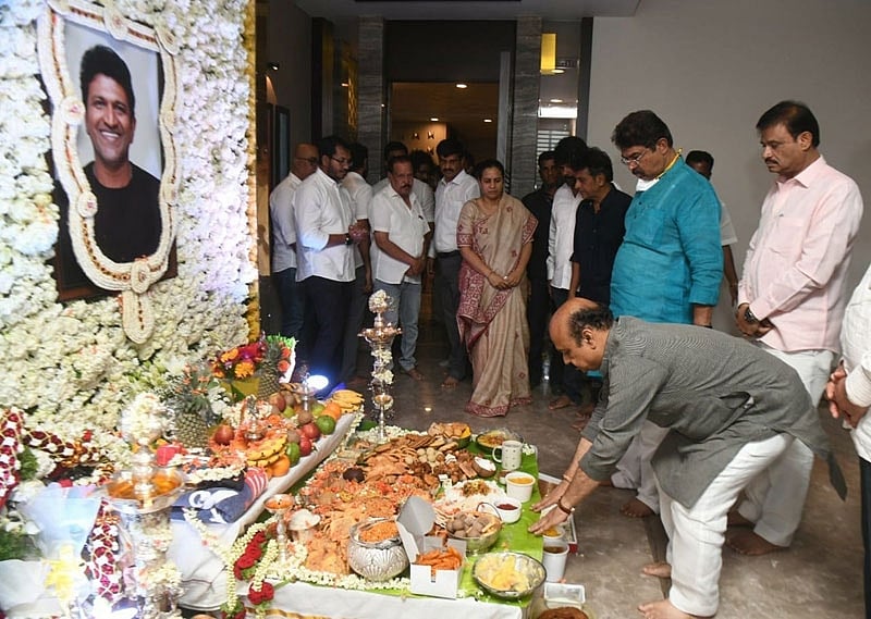 ಪುನೀತ್ ರಾಜ್ ಕುಮಾರ್ ಪುಣ್ಯತಿಥಿ: ಕುಟುಂಬಸ್ಥರು, ಅಭಿಮಾನಿಗಳಿಂದ ಪೂಜೆ