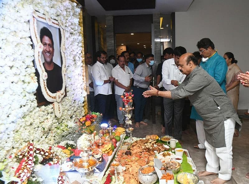 ಪುನೀತ್ ಪತ್ನಿ ಅಶ್ವಿನಿ, ಸಹೋದರ ಶಿವರಾಜ್ ಕುಮಾರ್ ಮತ್ತು ಅವರ ಪತ್ನಿ ಗೀತಾ ಸೇರಿದಂತೆ ಕುಟುಂಬಸ್ಥರು ಪುಣ್ಯತಿಥಿ ಕಾರ್ಯಕ್ರಮದಲ್ಲಿ ಪಾಲ್ಗೊಂಡಿದ್ದರು.