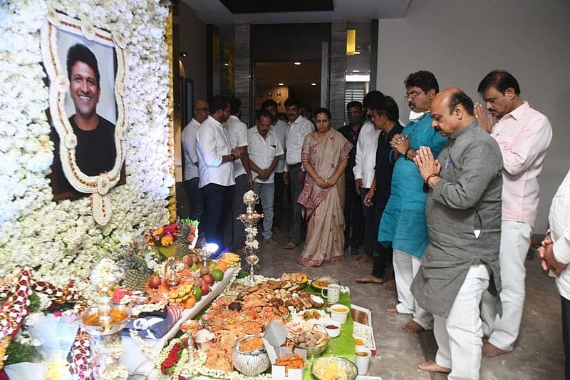 ಪ್ರಮುಖವಾಗಿ ಕರ್ನಾಟಕ ಸರ್ಕಾರದ ವತಿಯಿಂದ ಸಿಎಂ ಬಸವರಾಜ ಬೊಮ್ಮಾಯಿ ಸಚಿವ ಮುರುಗೇಶ್ ನಿರಾಣಿ ಅವರು ಪುಣ್ಯತಿಥಿಯಲ್ಲಿ ಪಾಲ್ಗೊಂಡು ಪುನೀತ್ ಭಾವಚಿತ್ರಕ್ಕೆ ನಮನ ಸಲ್ಲಿಸಿದರು.