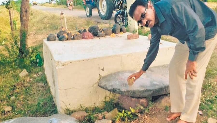 ಗದಗ: ಇಟಗಿ ಪಟ್ಟಣದ ದೇವಸ್ಥಾನದ ಮುಂದೆ ಕಲ್ಲುಗಳಲ್ಲಿ ಕೇಳಿಬರುತ್ತಿದೆ ಸಂಗೀತ; ಜನರಲ್ಲಿ ಹೆಚ್ಚಿದ ಕುತೂಹಲ
