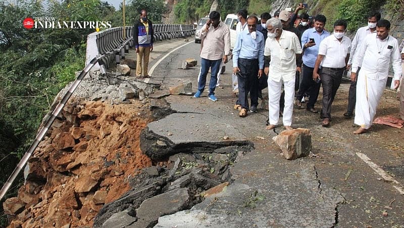 ಇಂದು ಬೆಳಗ್ಗೆ 2ನೇ ಘಾಟ್ನ ಸಂಪರ್ಕ ರಸ್ತೆಯ ಬಳಿ ಸುಮಾರು ನಾಲ್ಕು ಸ್ಥಳಗಳಲ್ಲಿ ಭೂಕುಸಿತ ಸಂಭವಿಸಿದೆ. ವಾಹನಗಳು ಮೊದಲೇ ನಿಂತಿದ್ದರಿಂದ ಅನಾಹುತ ತಪ್ಪಿದೆ.