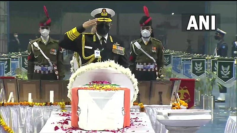 ನೌಕಾಪಡೆ ಮುಖ್ಯಸ್ಥ ಅಡ್ಮಿರಲ್ ಆರ್ ಹರಿ ಕುಮಾರ್ ಅವರು ಅಂತಿಮ ನಮನ ಸಲ್ಲಿಸಿದರು.