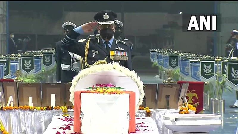 ಭಾರತೀಯ ವಾಯುಪಡೆ ಮುಖ್ಯಸ್ಥ ಏರ್ ಚೀಫ್ ಮಾರ್ಷಲ್ ವಿ ಆರ್ ಚೌಧರಿ ಅವರು ಸಹ ಅಂತಿಮ ನಮನ ಸಲ್ಲಿಸಿದರು.