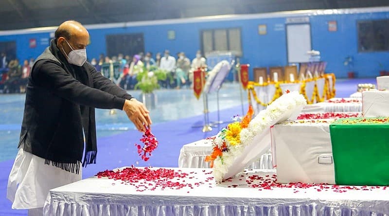 ರಕ್ಷಣಾ ಸಚಿವ ರಾಜನಾಥ್ ಸಿಂಗ್ ಅಂತಿಮ ನಮನ ಸಲ್ಲಿಸಿದರು.