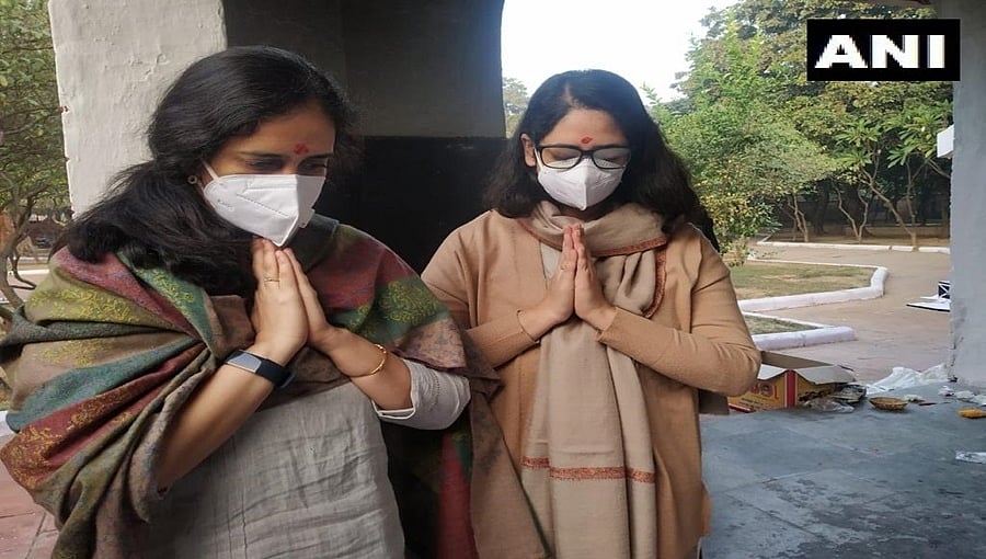 ಹೆಲಿಕಾಪ್ಟರ್ ದುರಂತ: ಬಿಪಿನ್ ರಾವತ್ ದಂಪತಿ ಅಸ್ಥಿ ವಿಸರ್ಜಿಸಿದ ಪುತ್ರಿಯರು
