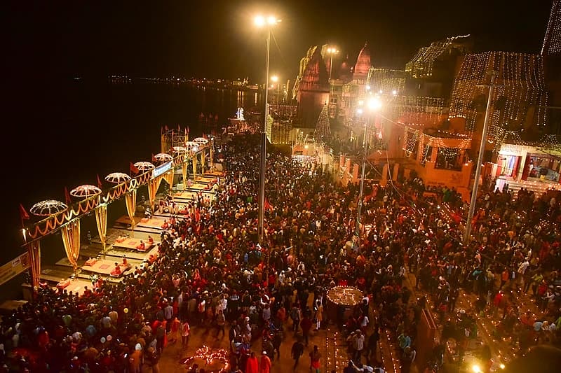 ಗಂಗಾರತಿಯಲ್ಲಿ ಸಾವಿರಾರು ಜನ ಭಾಗಿ