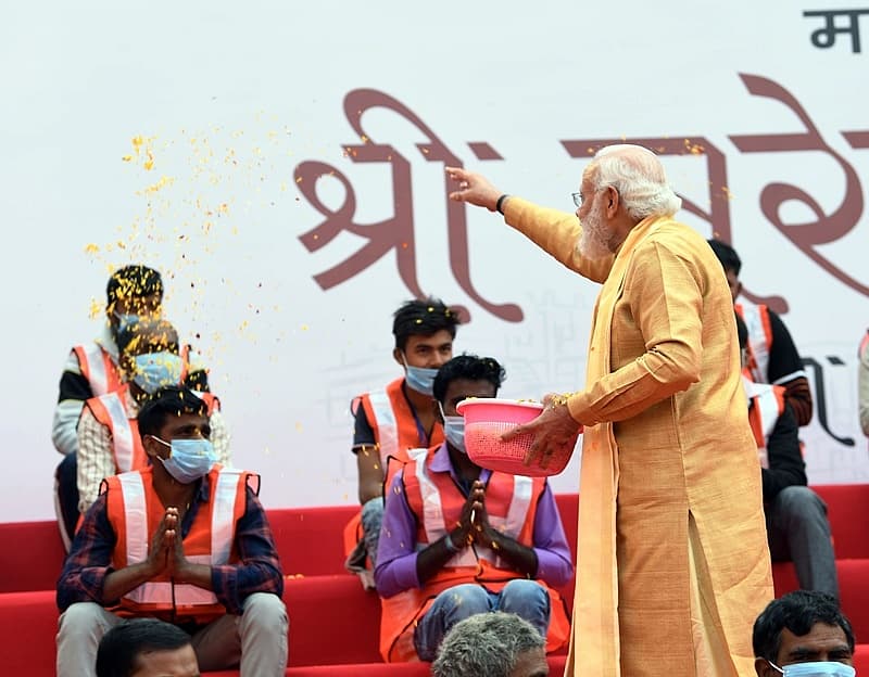 ಈ ವೈಭವೋಪೇತ ಕಾರಿಡಾರ್ ನ್ನು ನಿರ್ಮಿಸಿರುವ ಎಲ್ಲಾ ಕಾರ್ಮಿಕರಿಗೂ ಧನ್ಯವಾದ ತಿಳಿಸಿದ ಮೋದಿ, ಅವರಿಗೆ ಪುಷ್ಪಾರ್ಚನೆ ಮಾಡಿದರು.