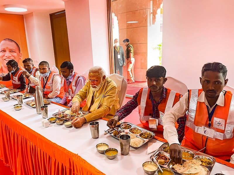 ಕಾರ್ಮಿಕರೊಂದಿಗೆ ಪ್ರಧಾನಿ ಮೋದಿ ಊಟ