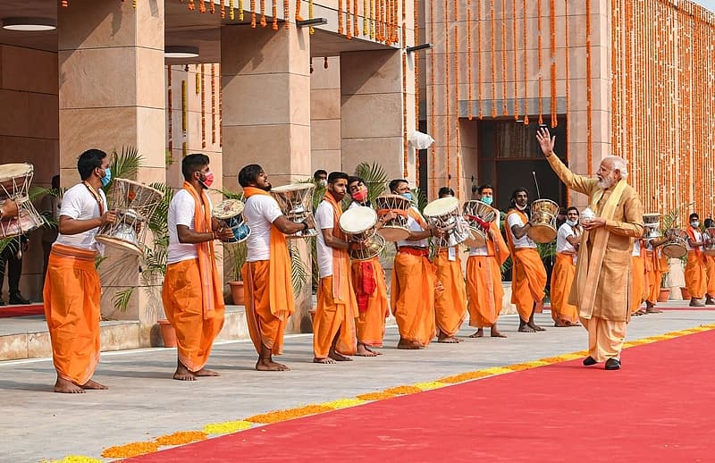 ಸಾಧು- ಸಂತರು, ಗಣ್ಯರು ಸೇರಿದಂತೆ ಸಾವಿರಾರು ಜನ ಕಾರ್ಯಕ್ರಮಕ್ಕೆ ಸಾಕ್ಷಿಯಾಗಿದ್ದರು.