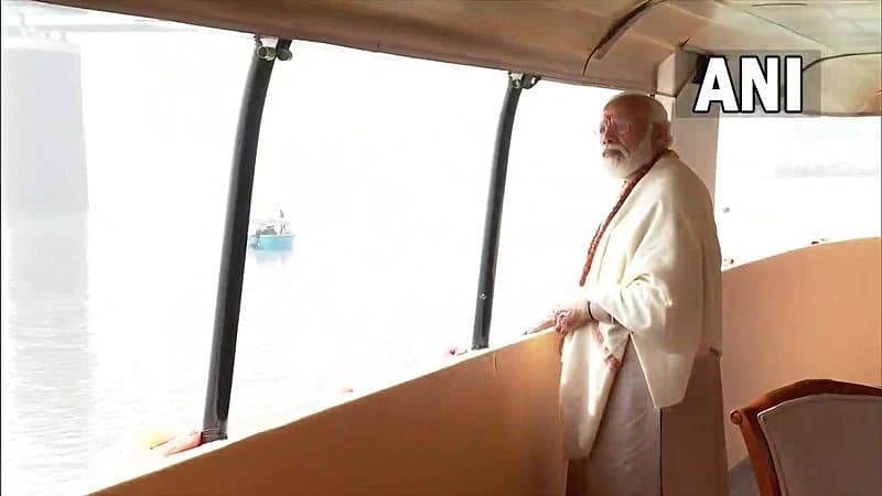 ಡಬಲ್ ಡೆಕ್ಕರ್ ದೋಣಿಯಲ್ಲಿ ಪ್ರಧಾನಿ