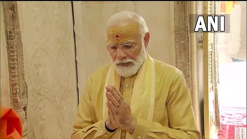 ಕಾಶಿ ವಿಶ್ವನಾಥನ ಸನ್ನಿಧಿಯಲ್ಲಿ ಪೂಜೆ ಸಲ್ಲಿಸುತ್ತಿರುವ ಪ್ರಧಾನಿ
