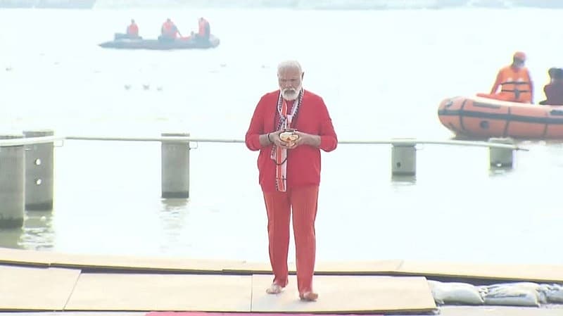 ಗಂಗಾನದಿ ಸ್ನಾನಕ್ಕೆ ತೆರಳುತ್ತಿರುವ ಪ್ರಧಾನಿ