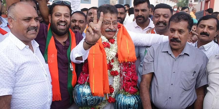 ಪರಿಷತ್ ಫಲಿತಾಂಶ ಪ್ರಕಟ: ಬಿಜೆಪಿ 11, ಕಾಂಗ್ರೆಸ್ ಗೆ 11 ಸ್ಥಾನ, ಹಾಸನ, ಮೈಸೂರಿನಲ್ಲಿ ಜೆಡಿಎಸ್ ಗೆಲುವು