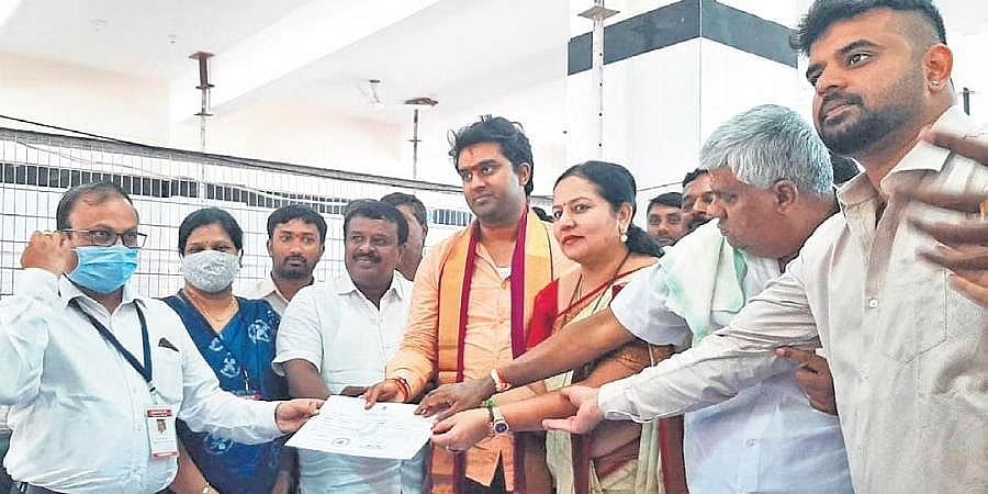 4 ಶಾಸನ ಸಭೆಯಲ್ಲೂ ಪಾದಾರ್ಪಣೆ ಮಾಡಿದ ಗೌಡರ ಕುಟುಂಬ!
