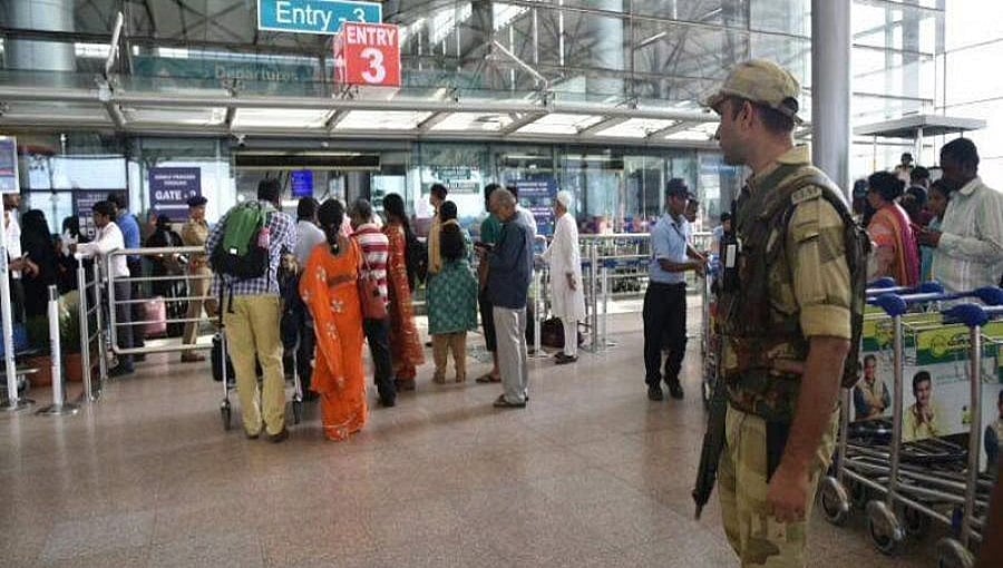 ಹೈದರಾಬಾದ್ ವಿಮಾನ ನಿಲ್ದಾಣದಲ್ಲಿ 3 ಓಮಿಕ್ರಾನ್ ಕೇಸು ಪತ್ತೆ, ಒಬ್ಬ ನಾಪತ್ತೆ: ಆರೋಗ್ಯ ಇಲಾಖೆ