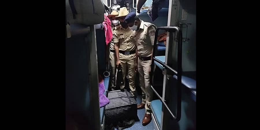 ಕರ್ನಾಟಕ ಎಕ್ಸ್ ಪ್ರೆಸ್ ರೈಲಿಗೆ ಹುಸಿ ಬಾಂಬ್ ಬೆದರಿಕೆ ಕರೆ, ಪೊಲೀಸರಿಂದ ತೀವ್ರ ಶೋಧ